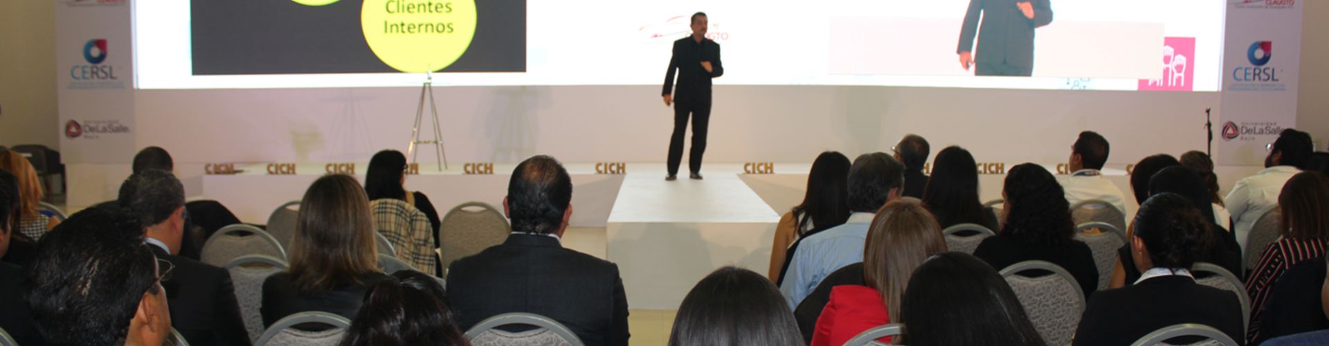 Ernesto Yturralde, Speaker Internacional: Charlas Motivacionales, Storytelling &
Conferencias Inspirativas para sensibilizar e inspirar en los procesos de cambio para líderes y colaboradores de organizaciones latinoamericanas. Convenciones, Kickoffs, Congresos, Simposios
